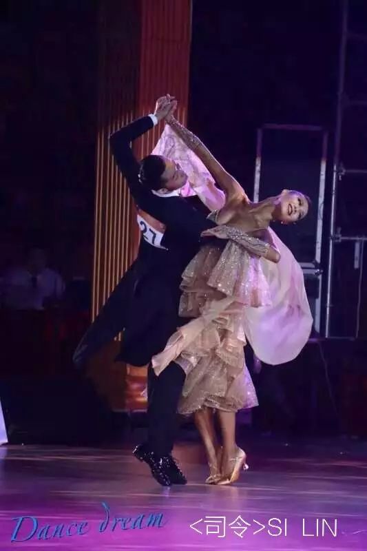 华尔滋技巧:摆荡前进后退运步方步