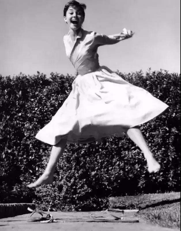 自幼学习芭蕾的奥黛丽赫本没能成为芭蕾舞首席演员的原因